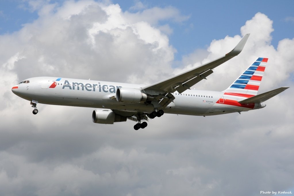 American Airlines B767-323ER(WL)(N394AN)@LHR_1(1)_20140820.jpg