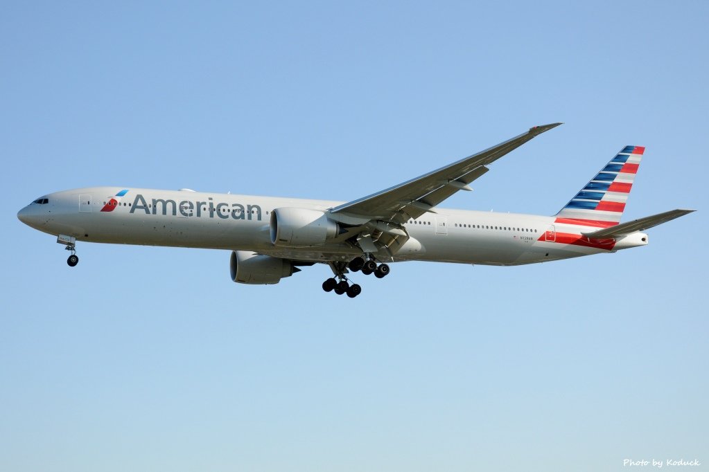 American Airlines B777-323ER(N728AN)@LHR_1(1)_20140820.jpg