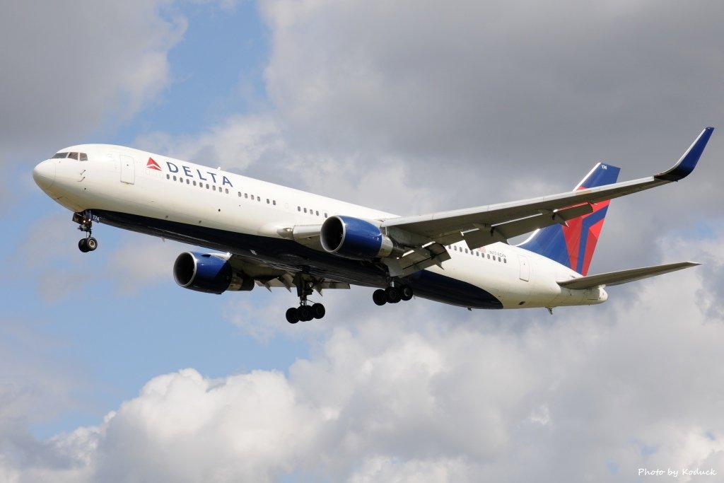 Delta Airlines B767-332(ER)(WL)(N174DN)@LHR_1(1)_20140820.jpg