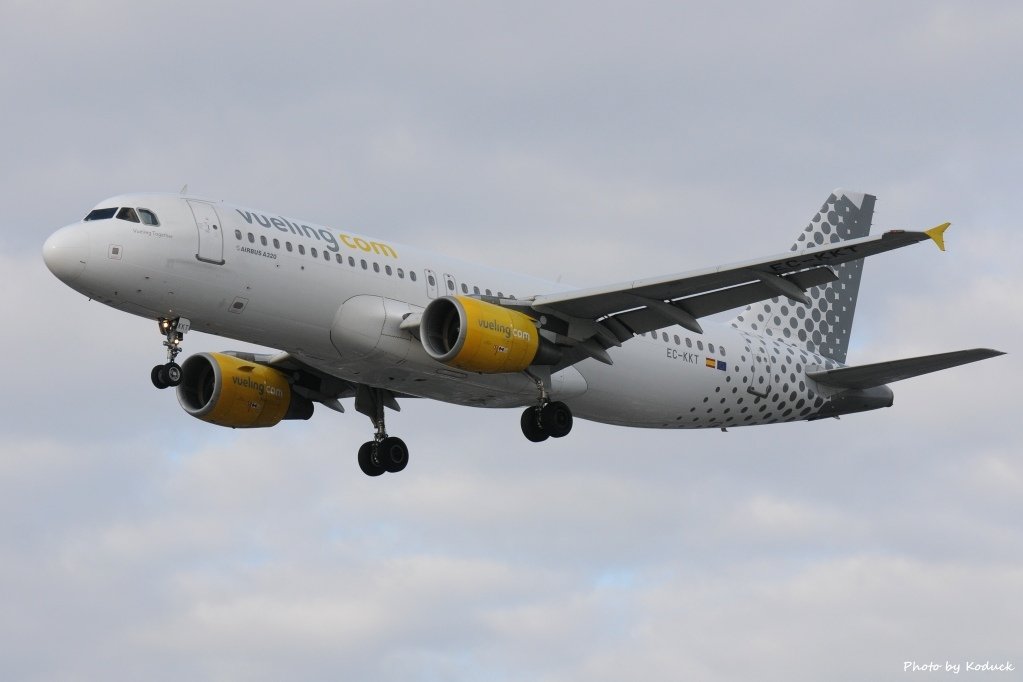 Vueling A320-214(EC-KKT)@LHR_1(1)_20140820.jpg