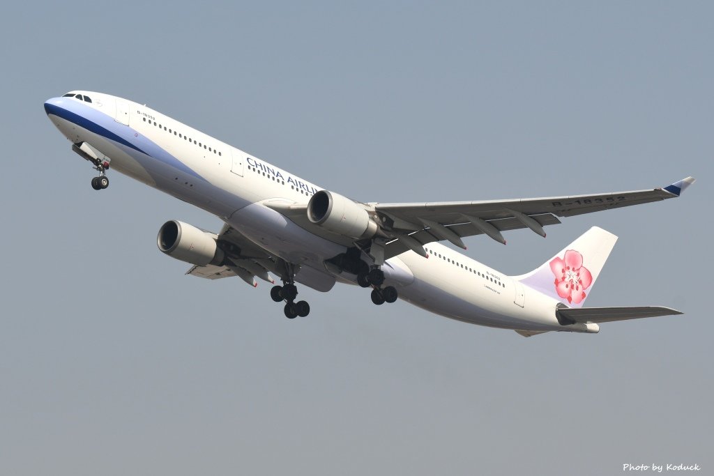 China Airlines A330-302(B-18352)@RCTP_1_20170216.jpg