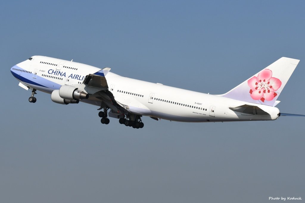 China Airlines B747-409(B-18207)@RCTP_2_20170217.jpg