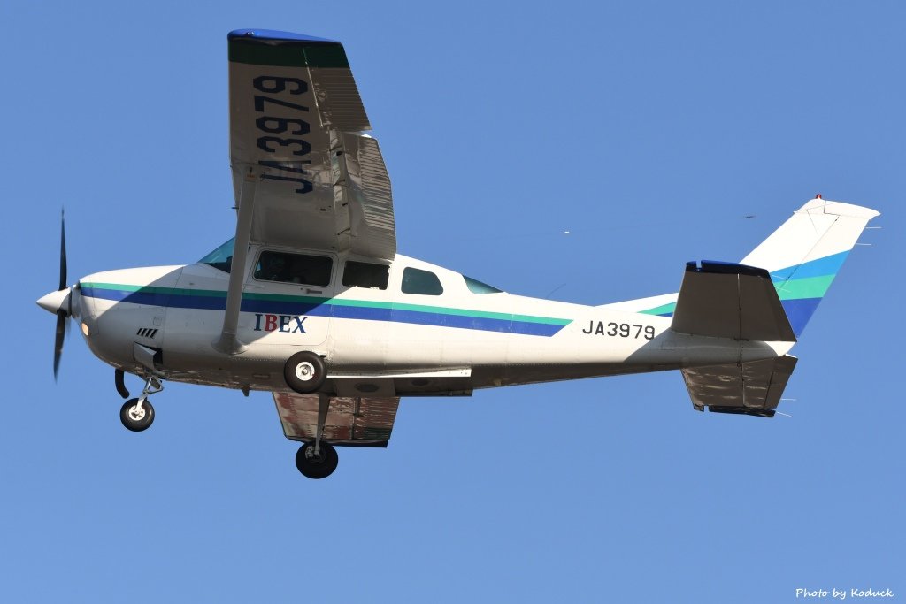 Cessna TU206G Turbo Stationair 6(JA3979)@RJTF_1_20161125.jpg