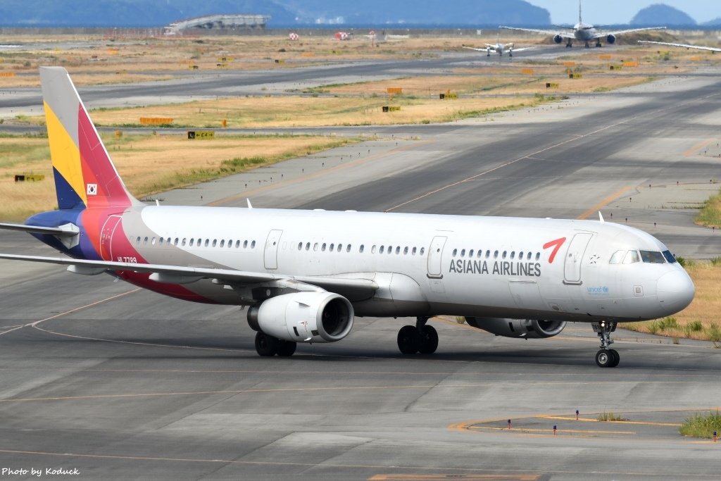 Asiana Airlines A321-231(HL7789)@KIX_1_20160827.jpg