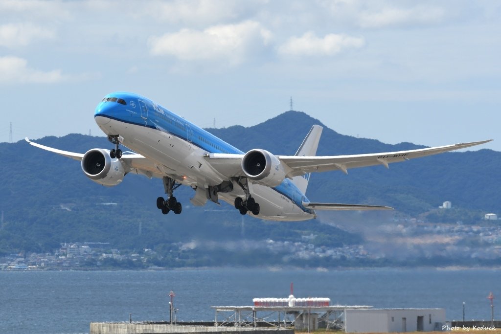 KLM Royal Dutch Airlines B787-9 Dreamliner(PH-BHE)@KIX_2_20160827.jpg