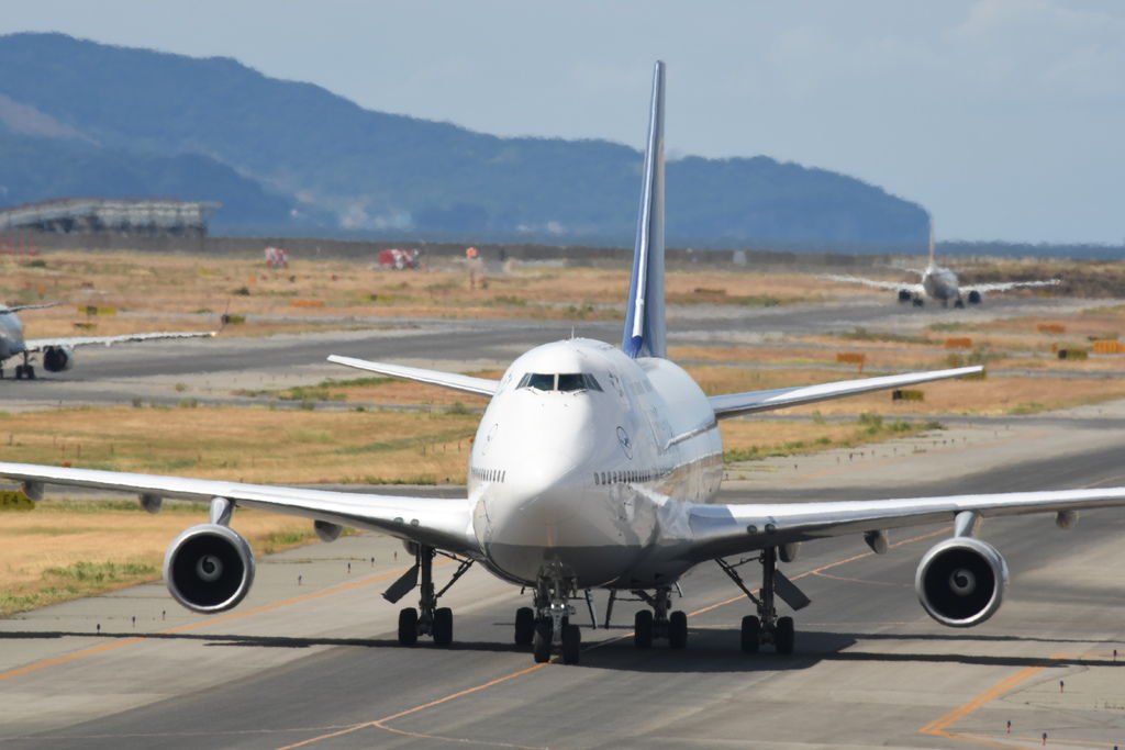 Lufthansa B747-430(D-ABVP)@KIX_1_20160827.JPG