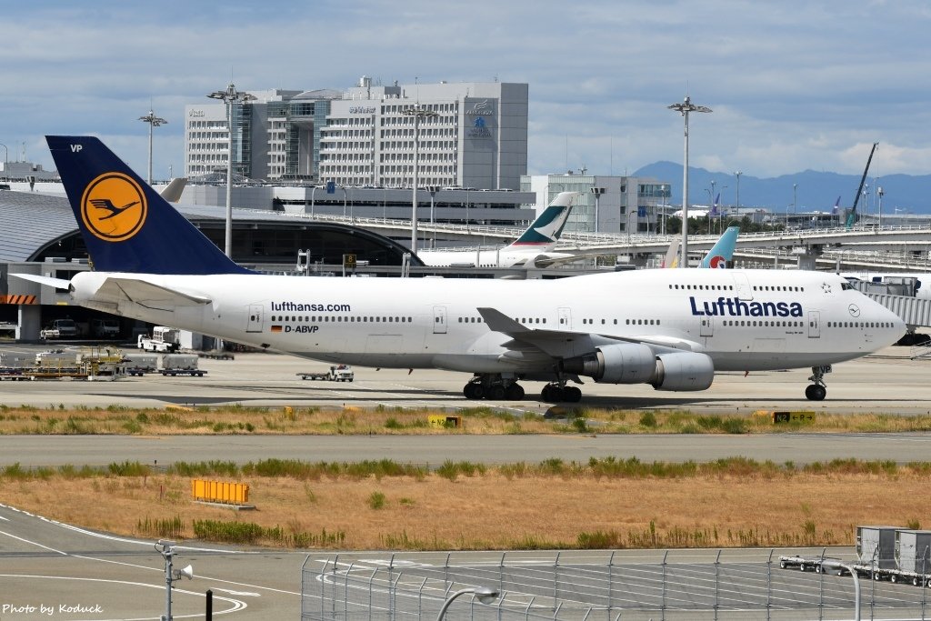 Lufthansa B747-430(D-ABVP)@KIX_4_20160827.jpg