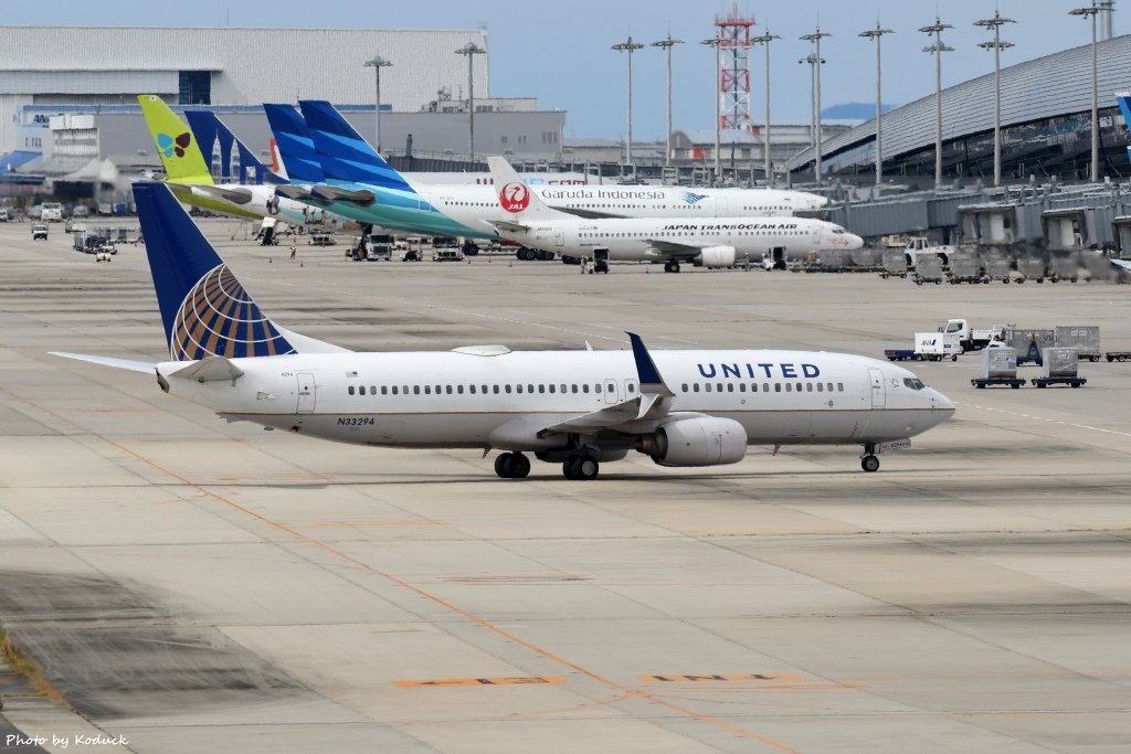 United Airlines B737-824(WL)(N33294)@KIX_2_20160827.jpg