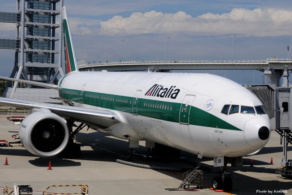 Alitalia B777-243ER(EI-DBK)@KIX_1(1)_20110913.jpg