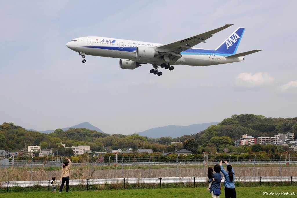 ANA B777-281ER(JA744A)@FUK_2_20160410.jpg