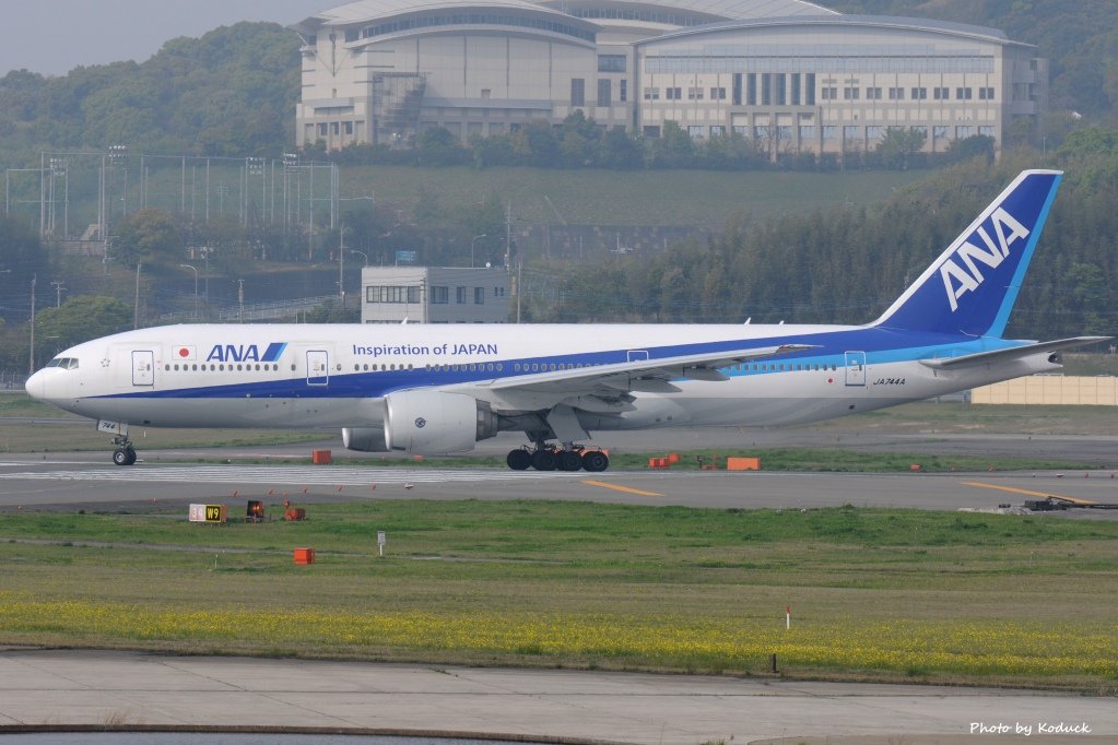 ANA B777-281ER(JA744A)@FUK_3_20160410.jpg