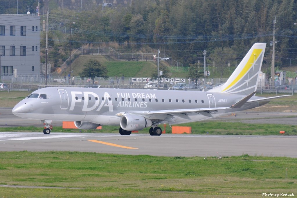 Fuji Dream Airlines Embraer ERJ-175(JA10FJ)@FUK_1_20160410.jpg