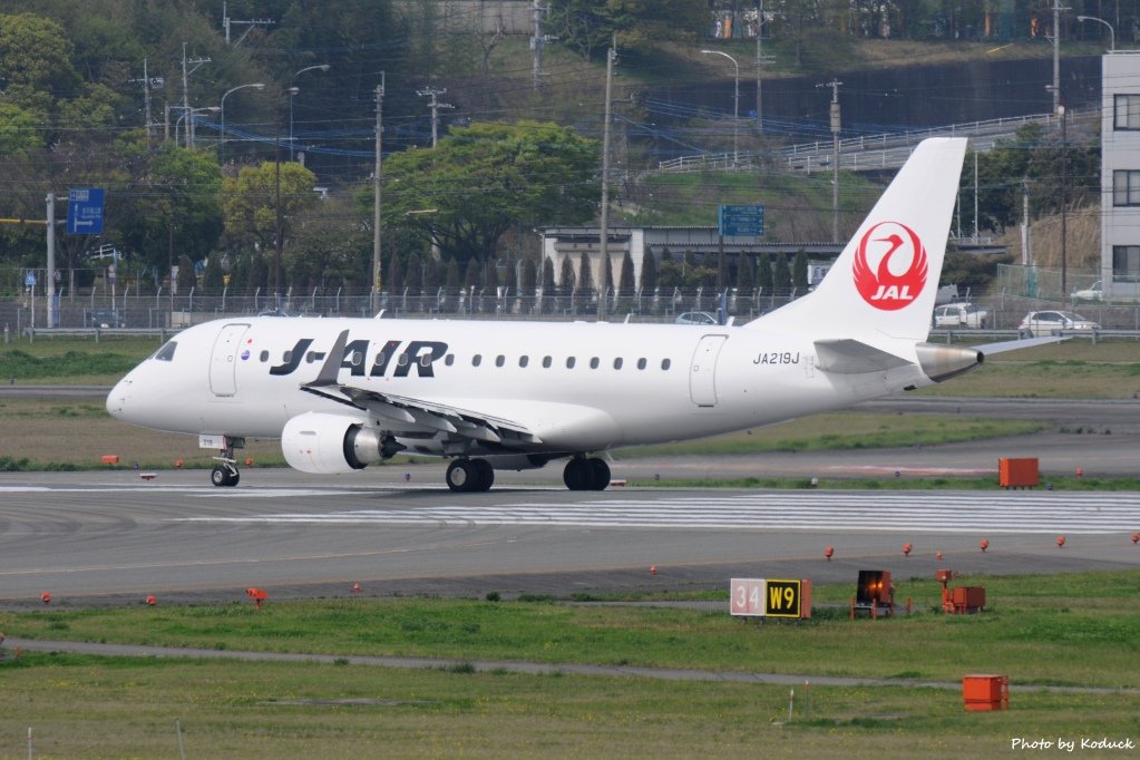 J-Air Embraer ERJ-170STD(JA219J)@FUK_1_20160410.jpg