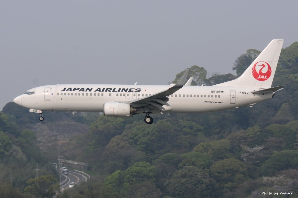 JAL B737-846(WL)(JA306J)@FUK_1_20160410.jpg