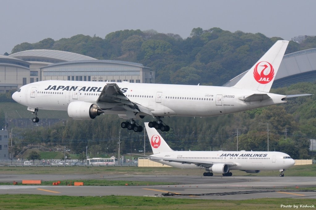 JAL B777-289(JA008D)@FUK_2_20160410.jpg