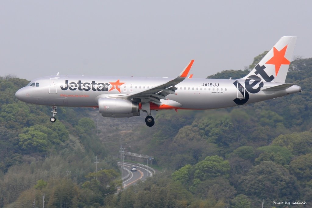 Jetstar Japan A320-232(WL)(JA19JJ)@FUK_1_20160410.jpg