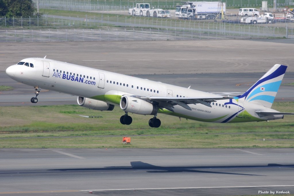 Air Busan A321-231(HL7713)@FUK_2_20160415.jpg