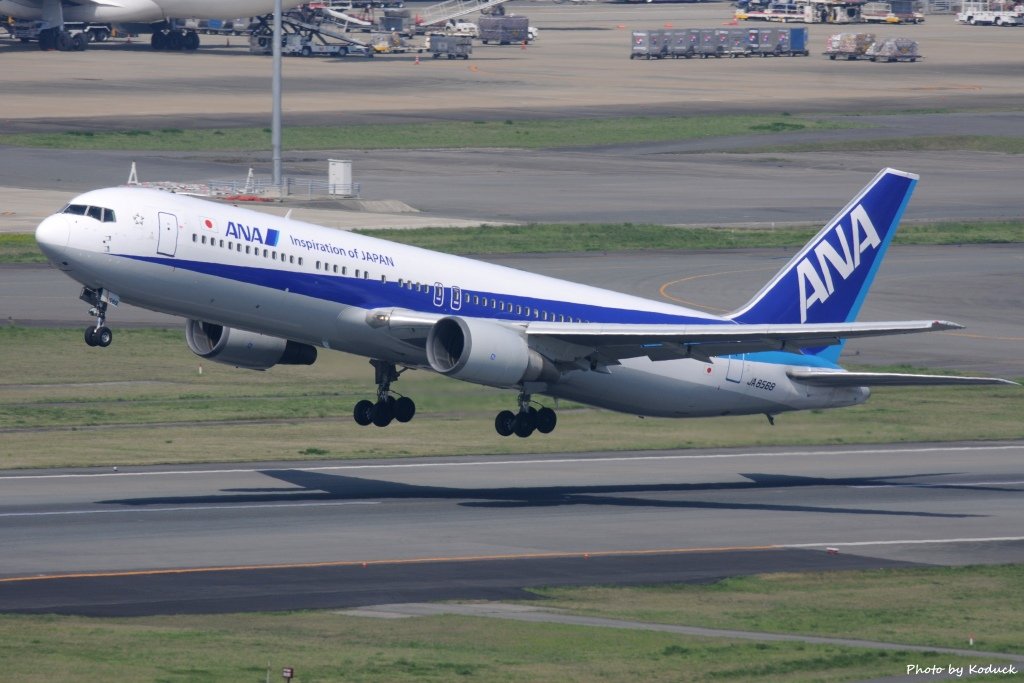 ANA B767-381(JA8568)@FUK_2_20160415.jpg