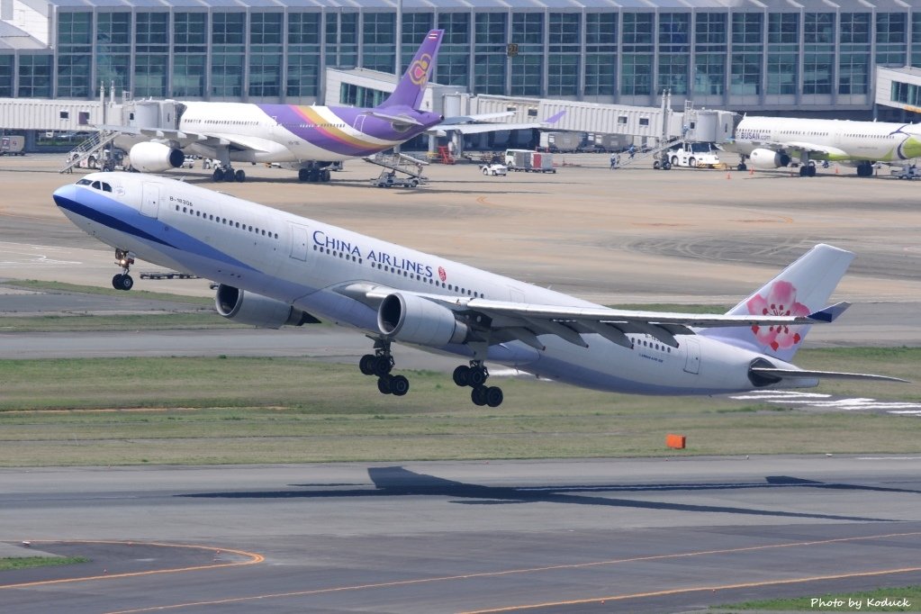 China Airlines A330-302(B-18306)@FUK_1_20160415.jpg