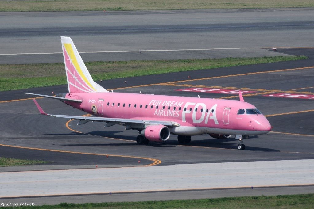 Fuji Dream Airlines Embraer ERJ-175STD(JA03FJ)@FUK_1_20160415.jpg