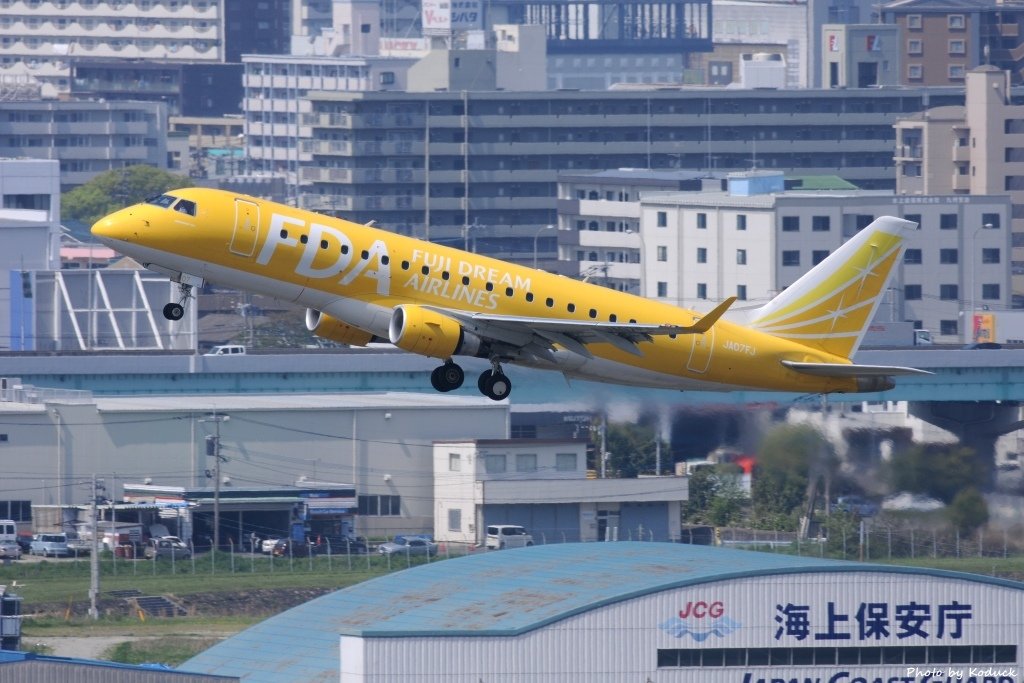 Fuji Dream Airlines Embraer ERJ-175STD(JA07FJ)@FUK_1_20160415.jpg