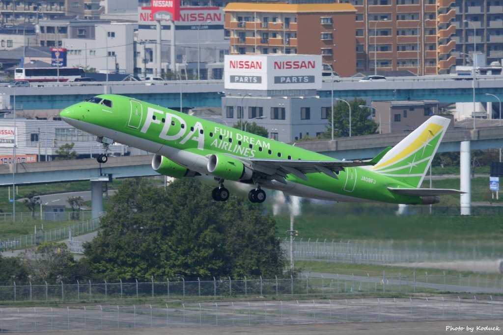 Fuji Dream Airlines Embraer ERJ-175STD(JA08FJ)@FUK_2_20160415.jpg