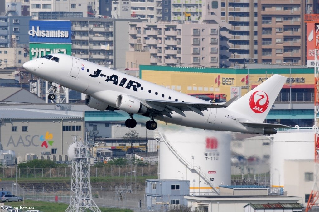 J-Air Embraer ERJ-170STD(JA212J)@FUK_1_20160415.jpg