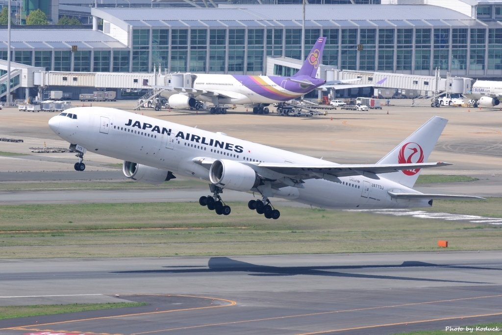 JAL B777-246(JA773J)@FUK_2_20160415.jpg