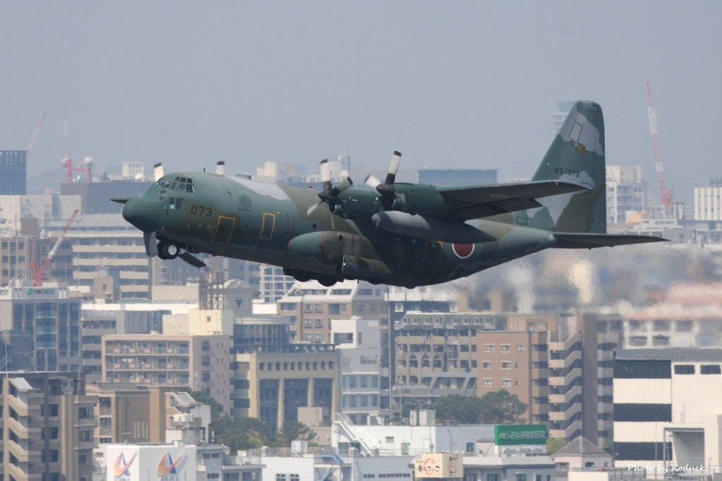 JASDF C-130H(45-1073)@FUK_3_20160415.jpg