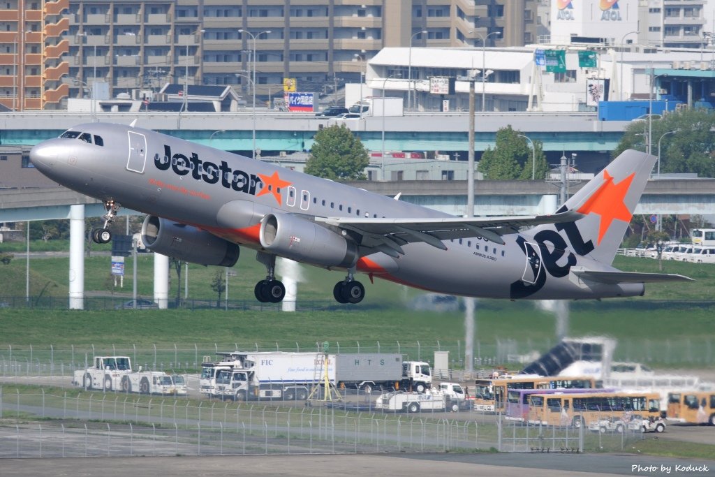 JetStar Japan A320-232(WL)(JA09JJ)@FUK_1_20160415.jpg