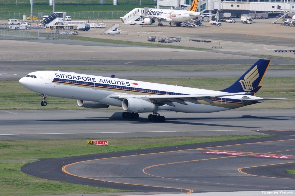 Singapore Airlines A330-343(9V-SSB)@FUK_1_20160415.jpg