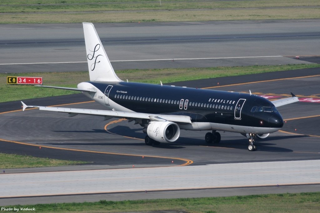 Starflyer A320-214(WL)(JA09MC)@FUK_1_20160415.jpg