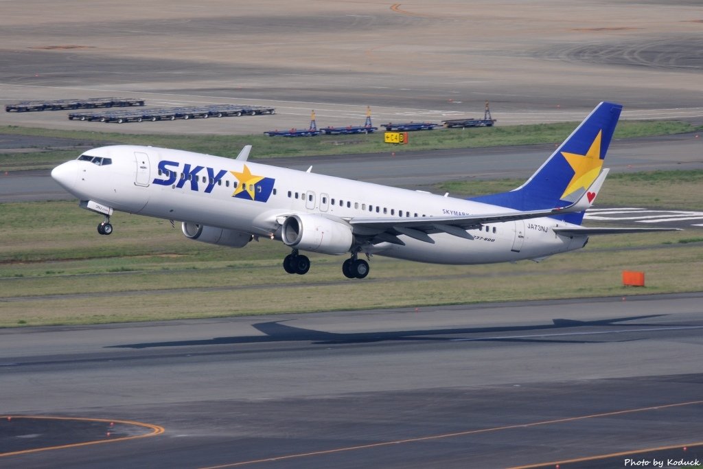 Skymark Airlines B737-86N(WL)(JA73NJ)@FUK_1_20160415.jpg