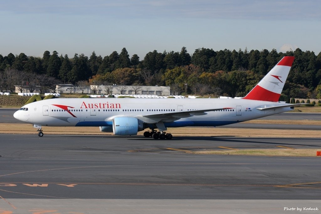 Austrian Airlines B777-2Z9(ER)(OE-LPB)@NRT_1_20111125.jpg