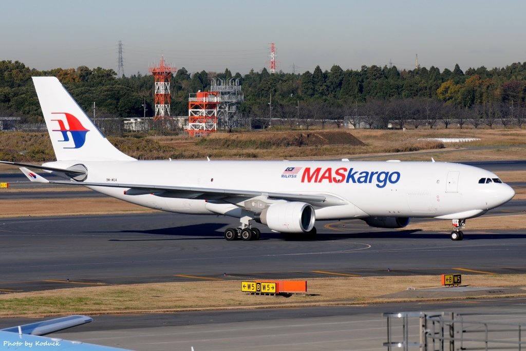 Malaysia Airlines A330-223F(9M-MUA)@NRT_1_20111125.jpg