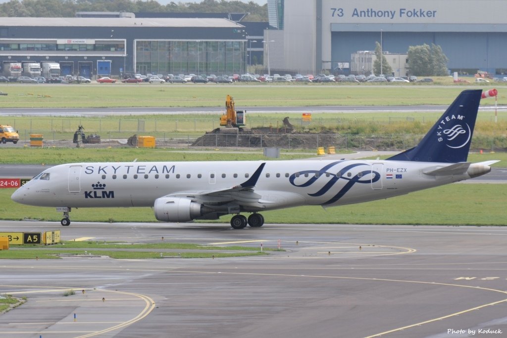 KLM Cityhopper Embraer ERJ-190STD (ERJ-190-100)(PH-EZX)@AMS_1_20140818.jpg