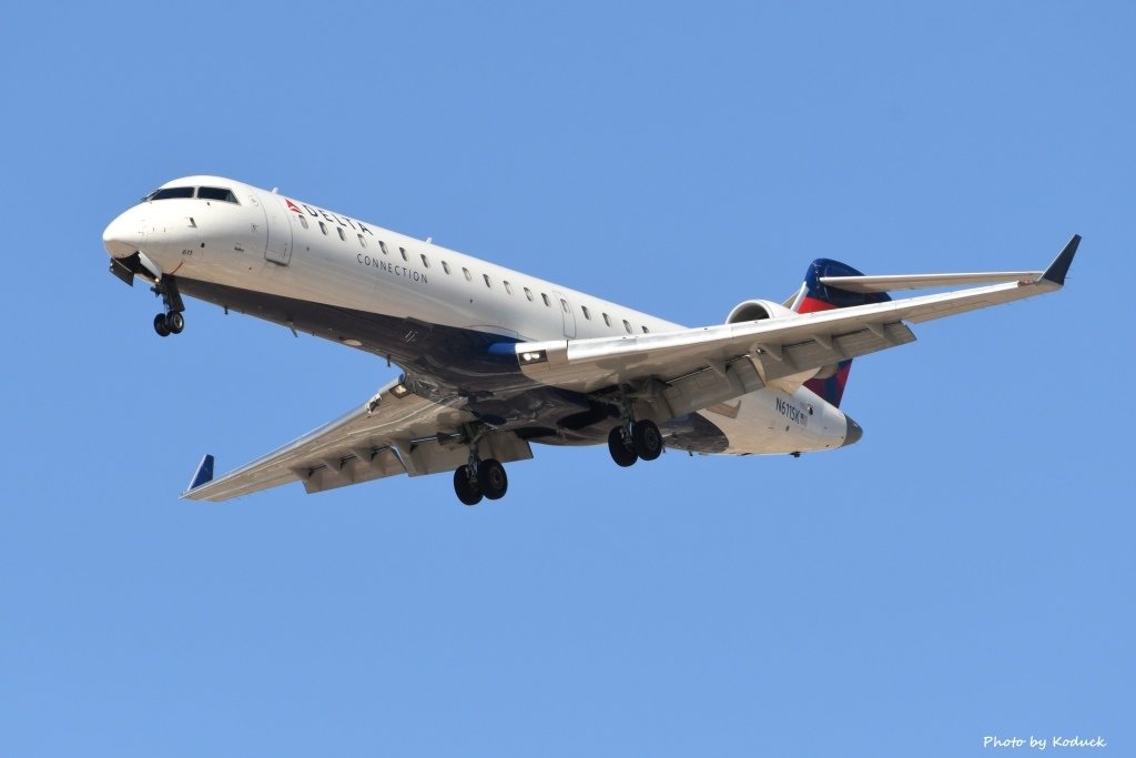 Delta Connection Bombardier CRJ-701ER (CL-600-2C10)(N611SK)@TUS_1_20180320.jpg