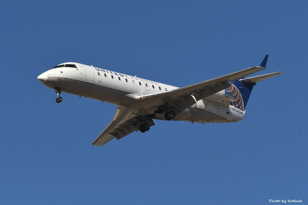 United Express Bombardier CRJ-200ER (CL-600-2B19)(N934SW)@TUS_1_20180320.jpg