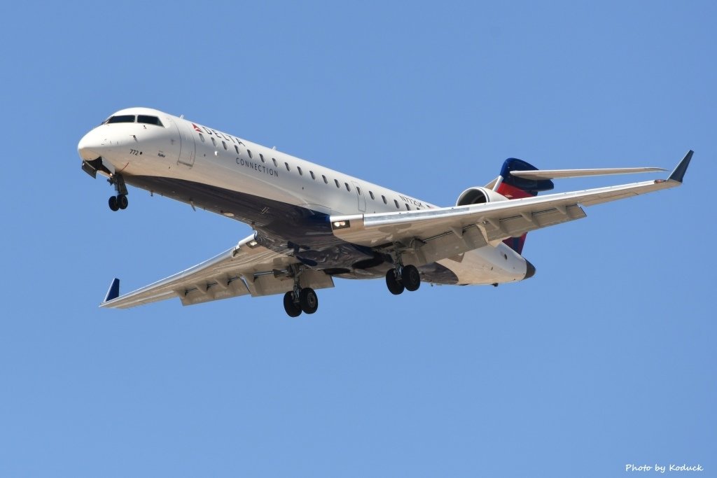 United Express Bombardier CRJ-701ER (CL-600-2C10)(N772SK)@TUS_1_20180320.jpg