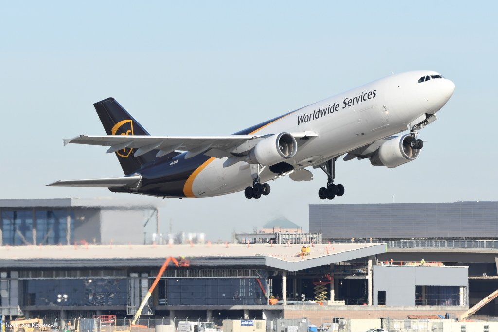 United Parcel Service (UPS) A300F4-622R(N136UP )@PHX_1_20180321.JPG