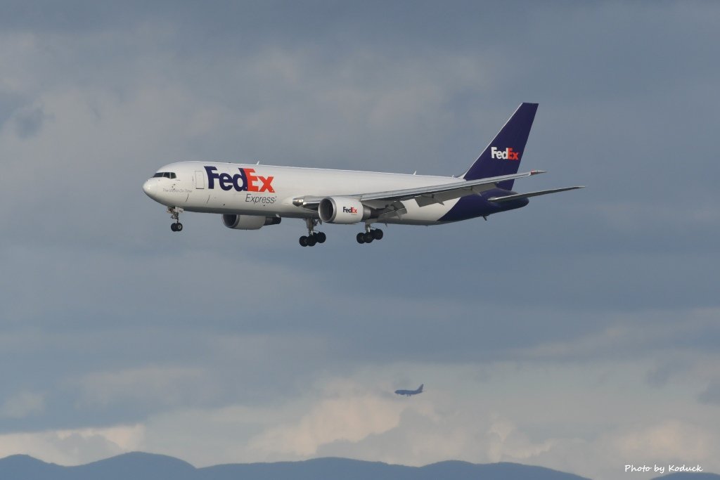 Federal Express (FedEx) B767-3S2F(ER)(N106FE)@SFO_1_20180314.JPG