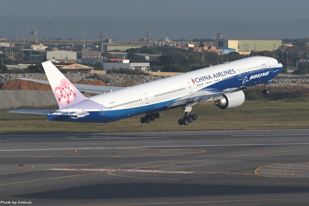 China Airlines Boeing 777-309(ER)(B-18007)@RCTP_1_20200103.JPG