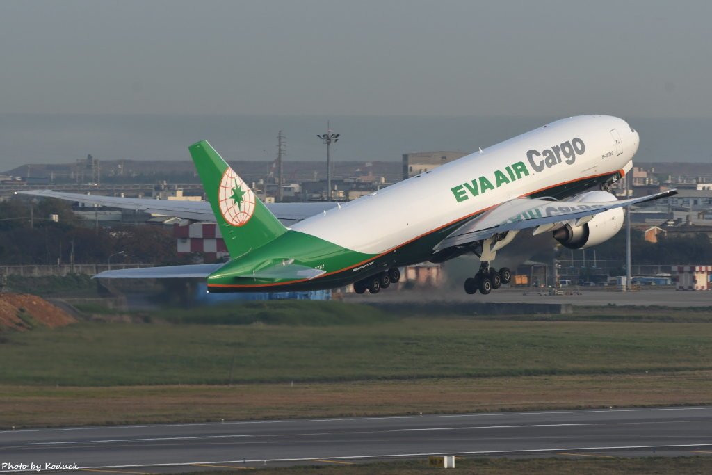 EVA Airways Boeing 777-F5E(B-16782)@RCTP_2_20200103.JPG