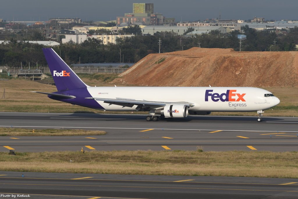 Federal Express (FedEx) Boeing 767-3S2F(ER)(N107FE)@RCTP_2_20200103.JPG