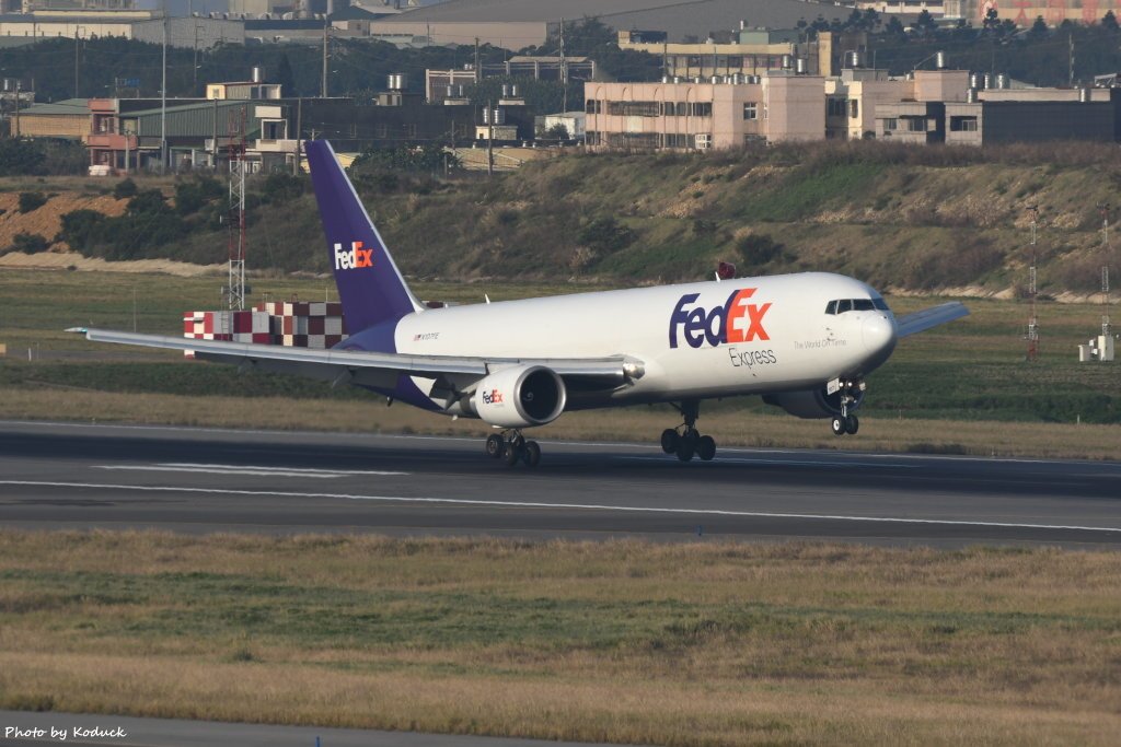 Federal Express (FedEx) Boeing 767-3S2F(ER)(N107FE)@RCTP_1_20200103.JPG
