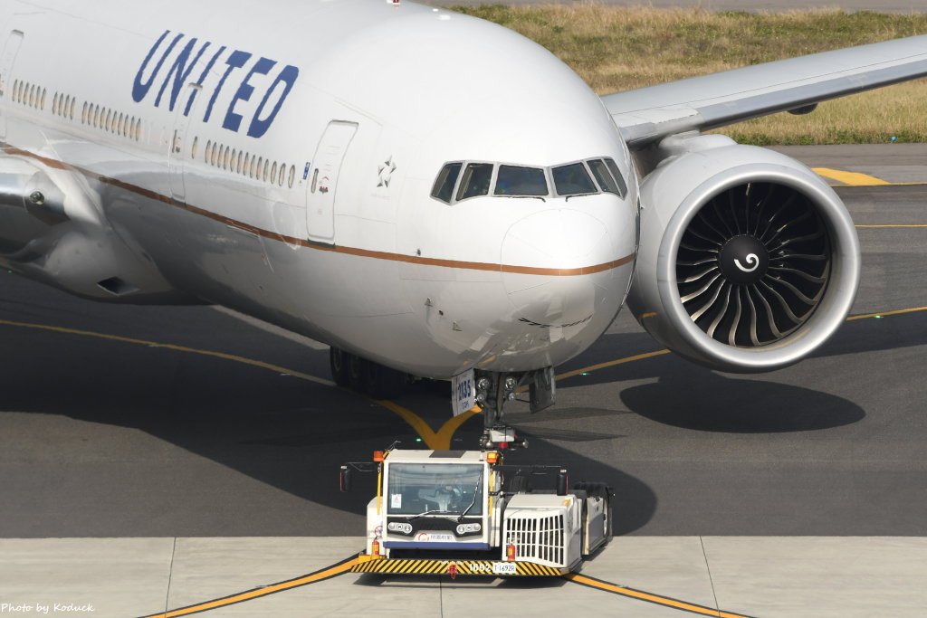 United Airlines Boeing 777-322(ER)(N2135U)@RCTP)_1_20200103.JPG