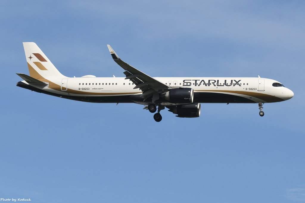 Starlux Airlines A321-252NX(B-58203)@RCTP_1_20210630.JPG