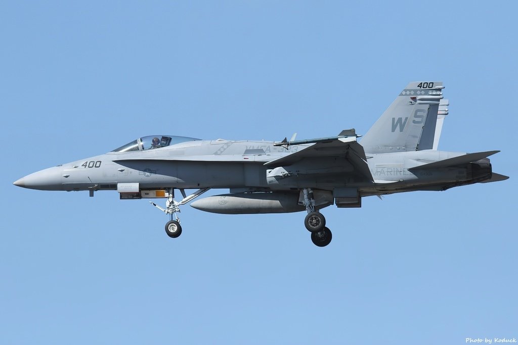 US Marines VMFA-323 FA-18C Hornets(400)@Atsugi_1_20150420.jpg