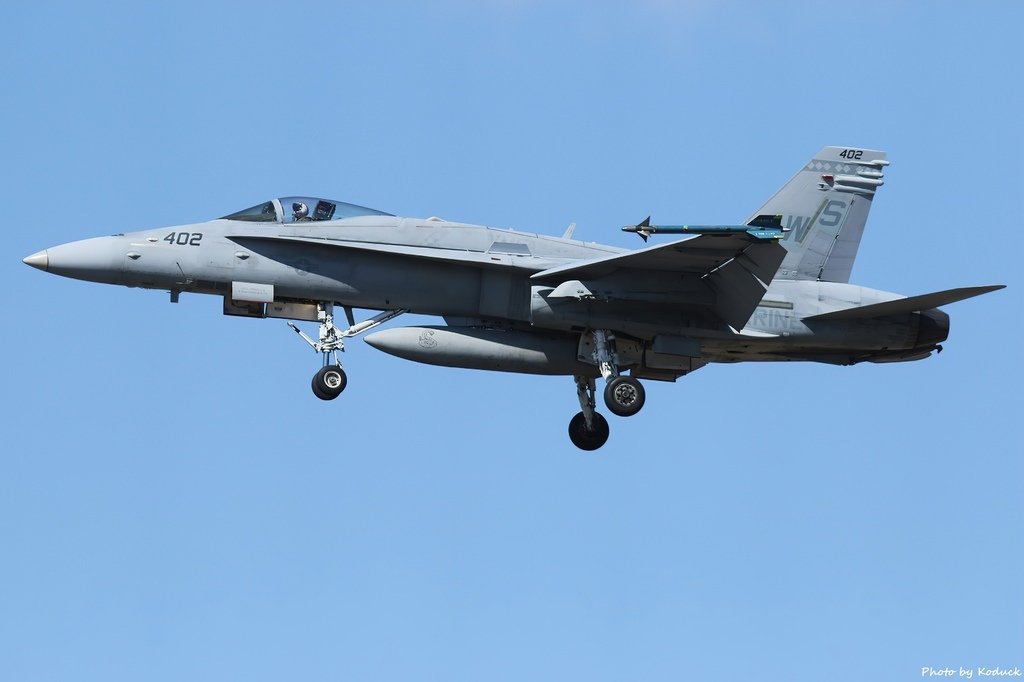 US Marines VMFA-323 FA-18C Hornets(402)@Atsugi_1_20150420.jpg