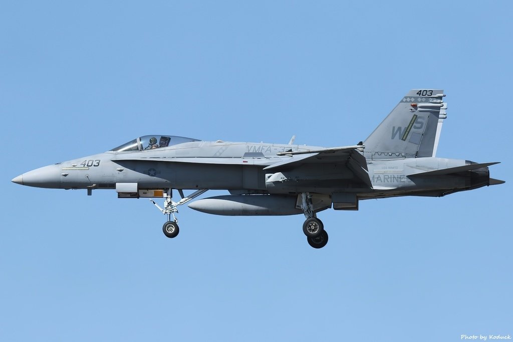 US Marines VMFA-323 FA-18C Hornets(403)@Atsugi_1_20150420.jpg